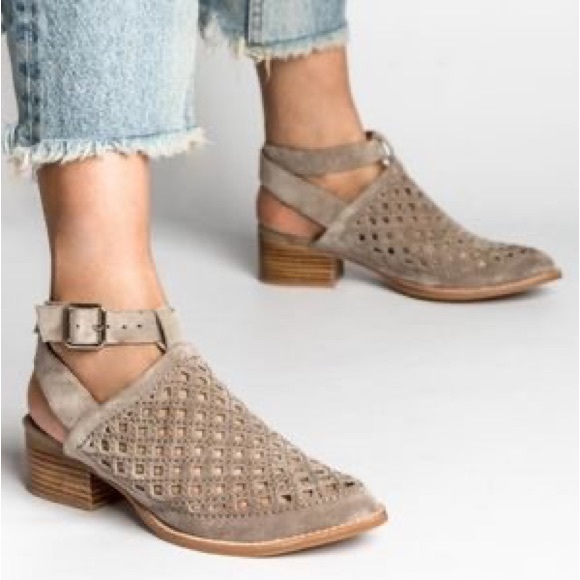 🔥1/2 of Summer Sale!🔥Jeffrey Campbell ‘Rebus’ Tan Suede Ankle Strap Shootie - Picture 1 of 12